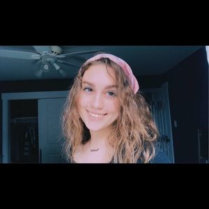 Meet your Posher, Caitlin